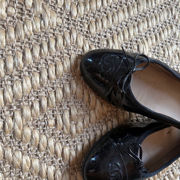 CHANEL Black Patent Leather Ballet Flats - Picture 2 of 15